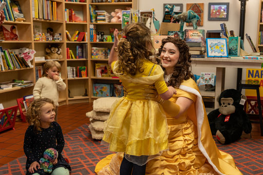 Beauty performing at a children's event – photo 4