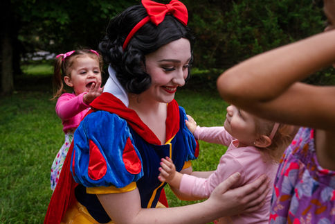 Snow White performing at a children's event – photo 4