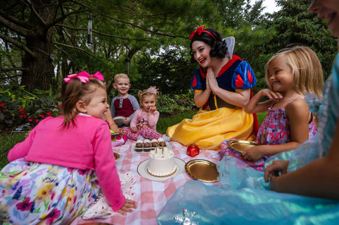 Snow White performing at a children's event – photo 6