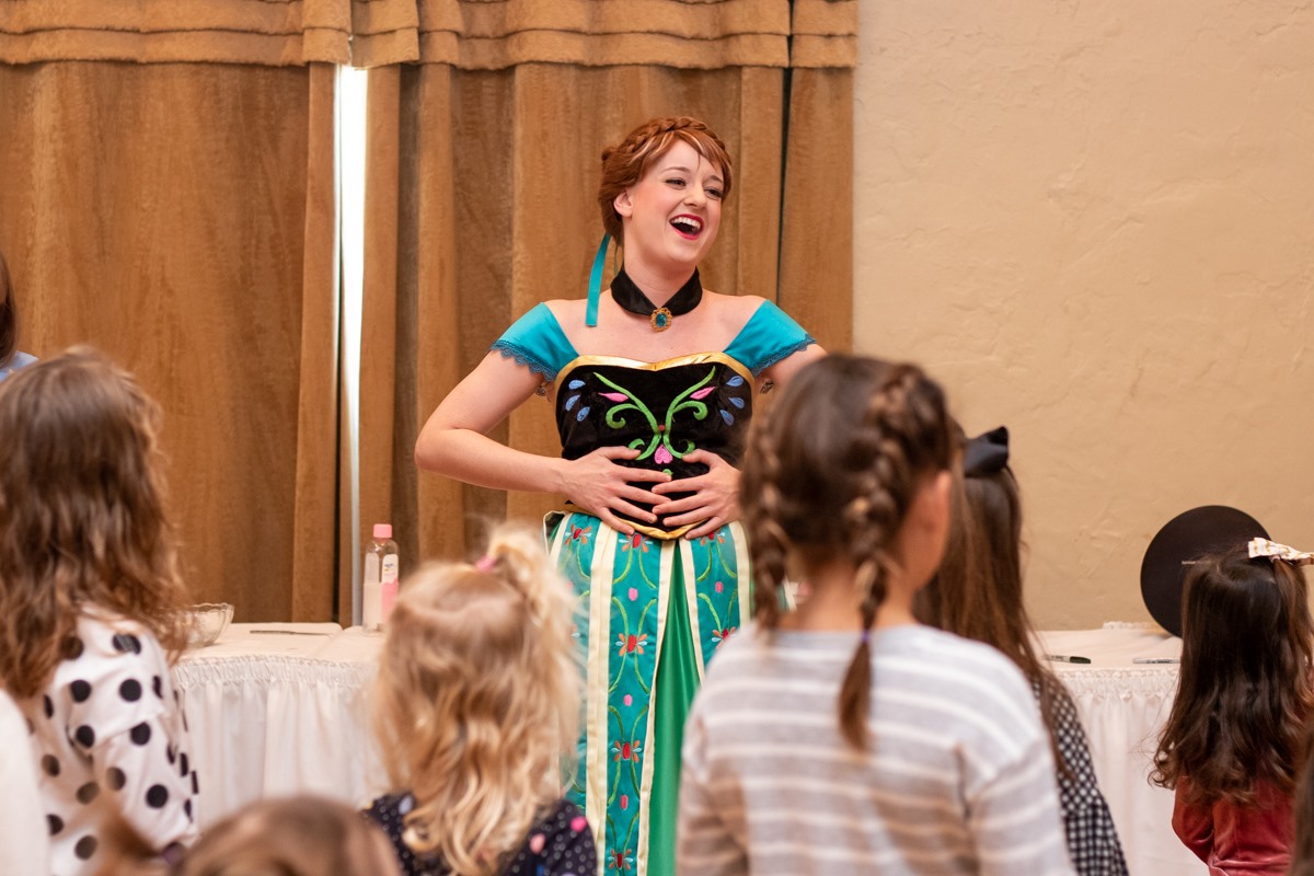 Ice Princess singing to four children at an indoor event
